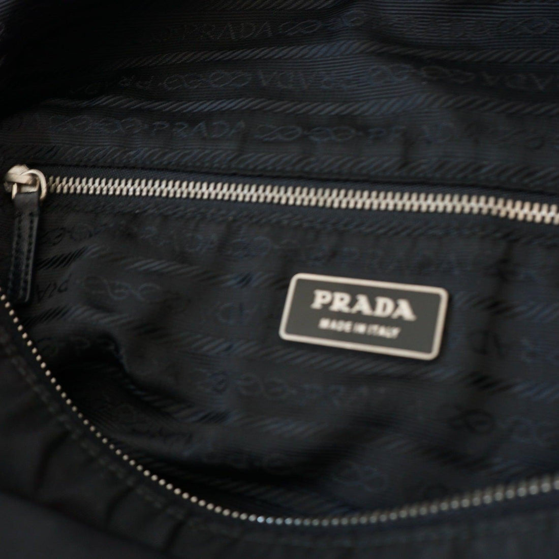 90er Sportbekleidung 2000er Style Trackpants-Trends Retro-Trikots Trackjackets im Vintage-Stil Winterjacken mit Retro-Vibe Trendige Hosen Jogginghosen von bekannten Marken wie Nike, Arc'teryx, Adidas Polo Ralph Lauren Designer Sportmode Carlo Coulliuci Sp