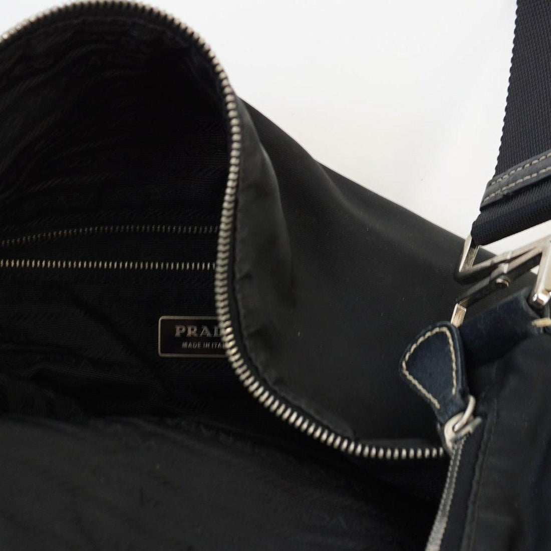 90er Sportbekleidung 2000er Style Trackpants-Trends Retro-Trikots Trackjackets im Vintage-Stil Winterjacken mit Retro-Vibe Trendige Hosen Jogginghosen von bekannten Marken wie Nike, Arc'teryx, Adidas Polo Ralph Lauren Designer Sportmode Carlo Coulliuci Sp