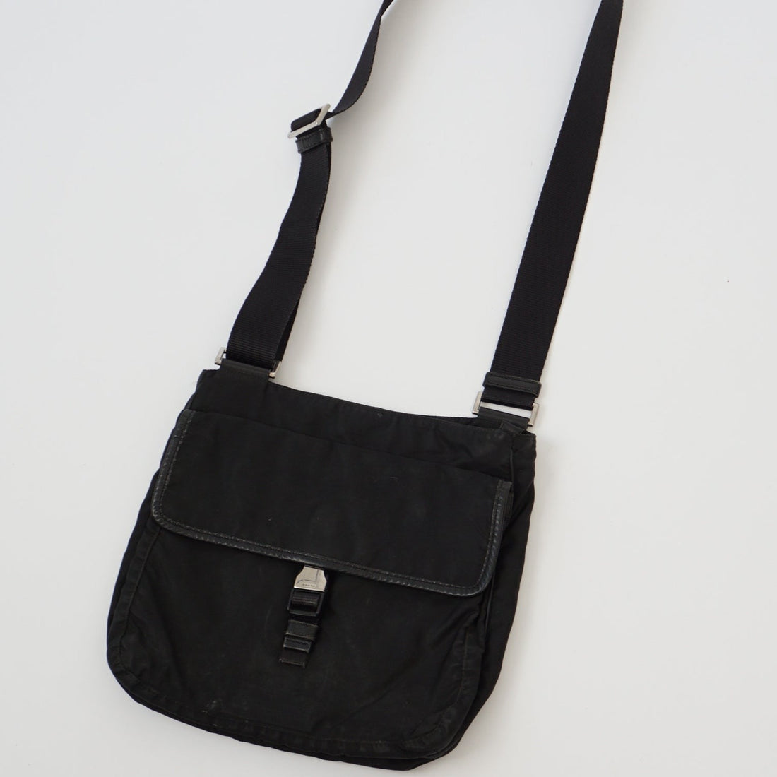 90er Sportbekleidung 2000er Style Trackpants-Trends Retro-Trikots Trackjackets im Vintage-Stil Winterjacken mit Retro-Vibe Trendige Hosen Jogginghosen von bekannten Marken wie Nike, Arc'teryx, Adidas Polo Ralph Lauren Designer Sportmode Carlo Coulliuci Sp