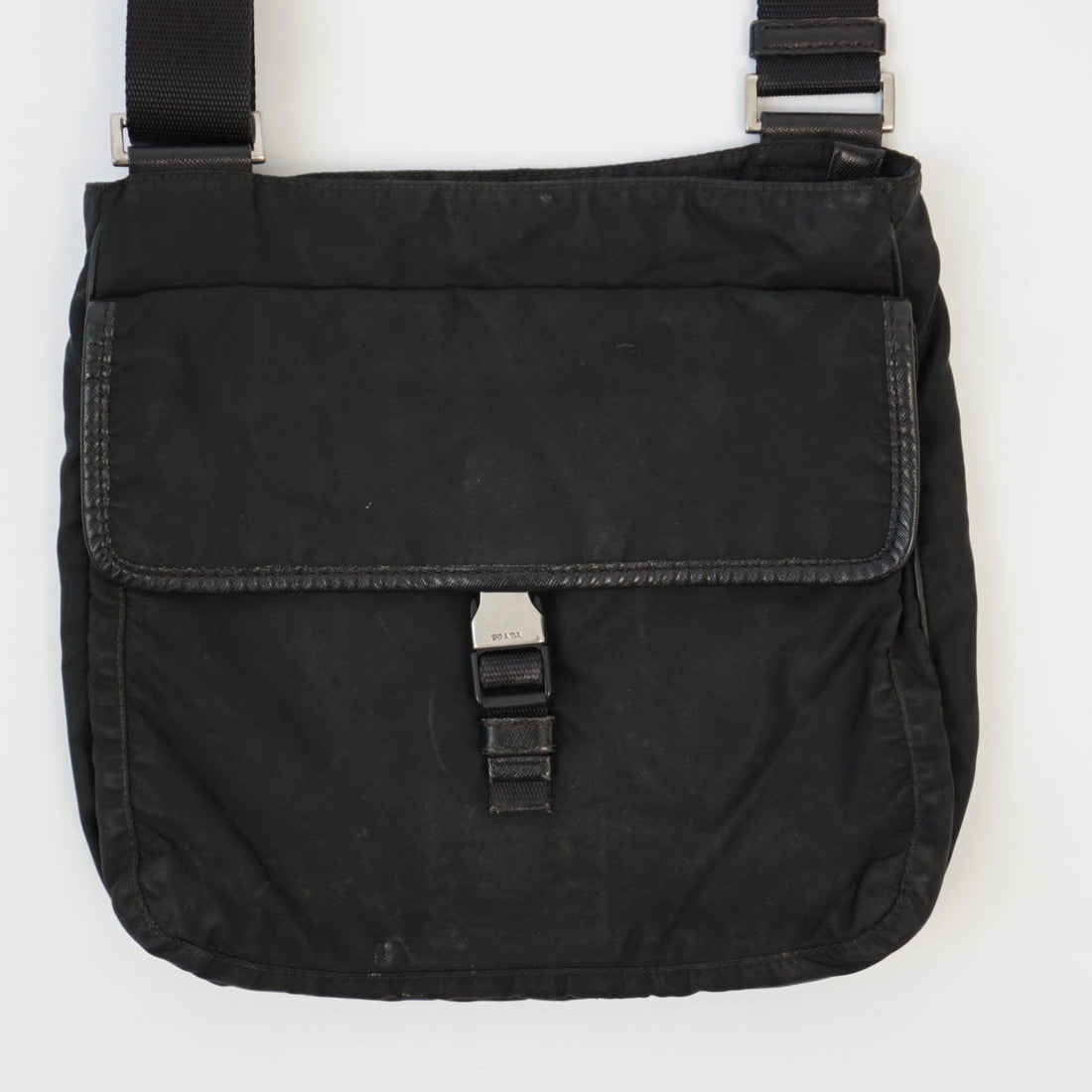 90er Sportbekleidung 2000er Style Trackpants-Trends Retro-Trikots Trackjackets im Vintage-Stil Winterjacken mit Retro-Vibe Trendige Hosen Jogginghosen von bekannten Marken wie Nike, Arc'teryx, Adidas Polo Ralph Lauren Designer Sportmode Carlo Coulliuci Sp