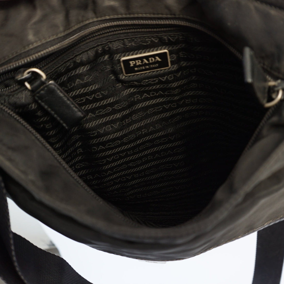 90er Sportbekleidung 2000er Style Trackpants-Trends Retro-Trikots Trackjackets im Vintage-Stil Winterjacken mit Retro-Vibe Trendige Hosen Jogginghosen von bekannten Marken wie Nike, Arc'teryx, Adidas Polo Ralph Lauren Designer Sportmode Carlo Coulliuci Sp