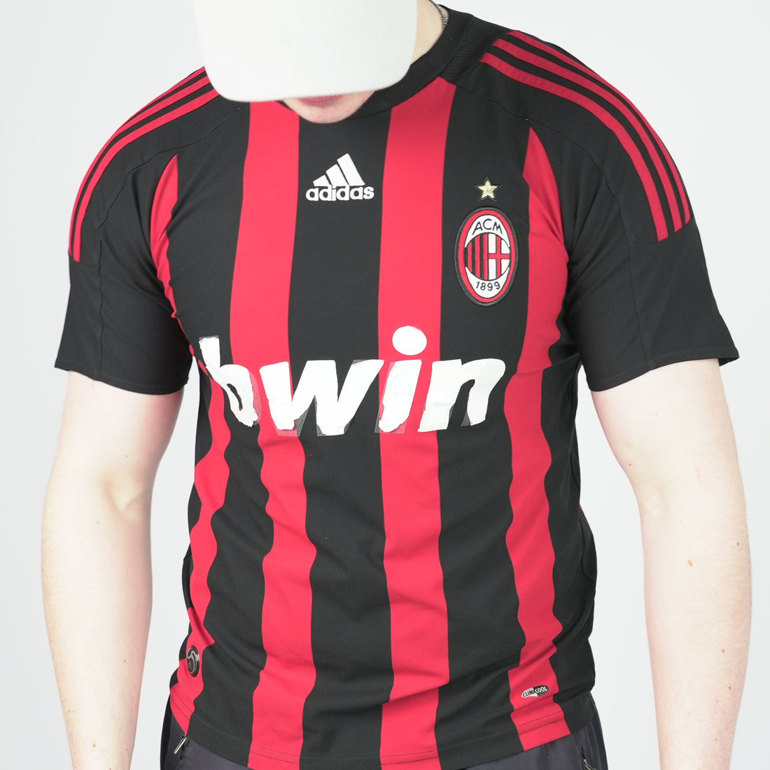 90er Sportbekleidung 2000er Style Trackpants-Trends Retro-Trikots Trackjackets im Vintage-Stil Winterjacken mit Retro-Vibe Trendige Hosen Jogginghosen von bekannten Marken wie Nike, Arc'teryx, Adidas Polo Ralph Lauren Designer Sportmode Carlo Coulliuci Sp