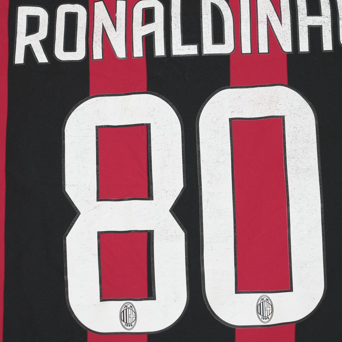 90er Sportbekleidung 2000er Style Trackpants-Trends Retro-Trikots Trackjackets im Vintage-Stil Winterjacken mit Retro-Vibe Trendige Hosen Jogginghosen von bekannten Marken wie Nike, Arc'teryx, Adidas Polo Ralph Lauren Designer Sportmode Carlo Coulliuci Sp