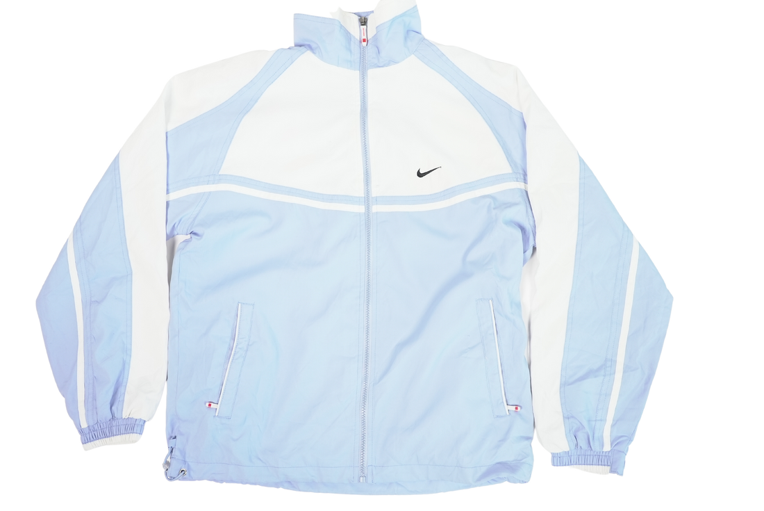 90er Sportbekleidung 2000er Style Trackpants-Trends Retro-Trikots Trackjackets im Vintage-Stil Winterjacken mit Retro-Vibe Trendige Hosen Jogginghosen von bekannten Marken wie Nike, Arc'teryx, Adidas Polo Ralph Lauren Designer Sportmode Carlo Coulliuci Sp