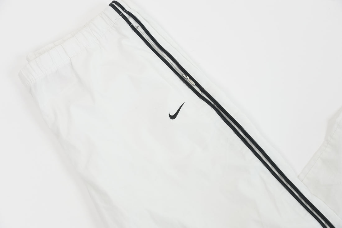 90er Sportbekleidung 2000er Style Trackpants-Trends Retro-Trikots Trackjackets im Vintage-Stil Winterjacken mit Retro-Vibe Trendige Hosen Jogginghosen von bekannten Marken wie Nike, Arc'teryx, Adidas Polo Ralph Lauren Designer Sportmode Carlo Coulliuci Sp