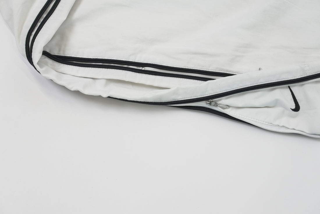 90er Sportbekleidung 2000er Style Trackpants-Trends Retro-Trikots Trackjackets im Vintage-Stil Winterjacken mit Retro-Vibe Trendige Hosen Jogginghosen von bekannten Marken wie Nike, Arc'teryx, Adidas Polo Ralph Lauren Designer Sportmode Carlo Coulliuci Sp