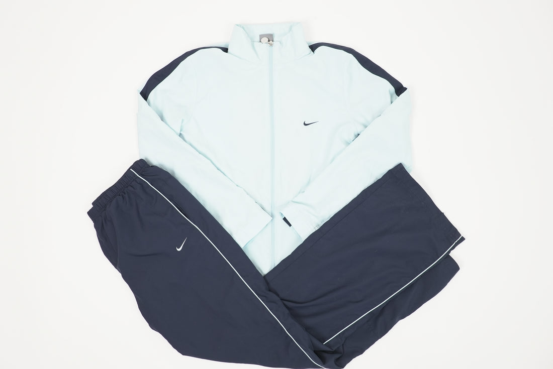 90er Sportbekleidung 2000er Style Trackpants-Trends Retro-Trikots Trackjackets im Vintage-Stil Winterjacken mit Retro-Vibe Trendige Hosen Jogginghosen von bekannten Marken wie Nike, Arc'teryx, Adidas Polo Ralph Lauren Designer Sportmode Carlo Coulliuci Sp