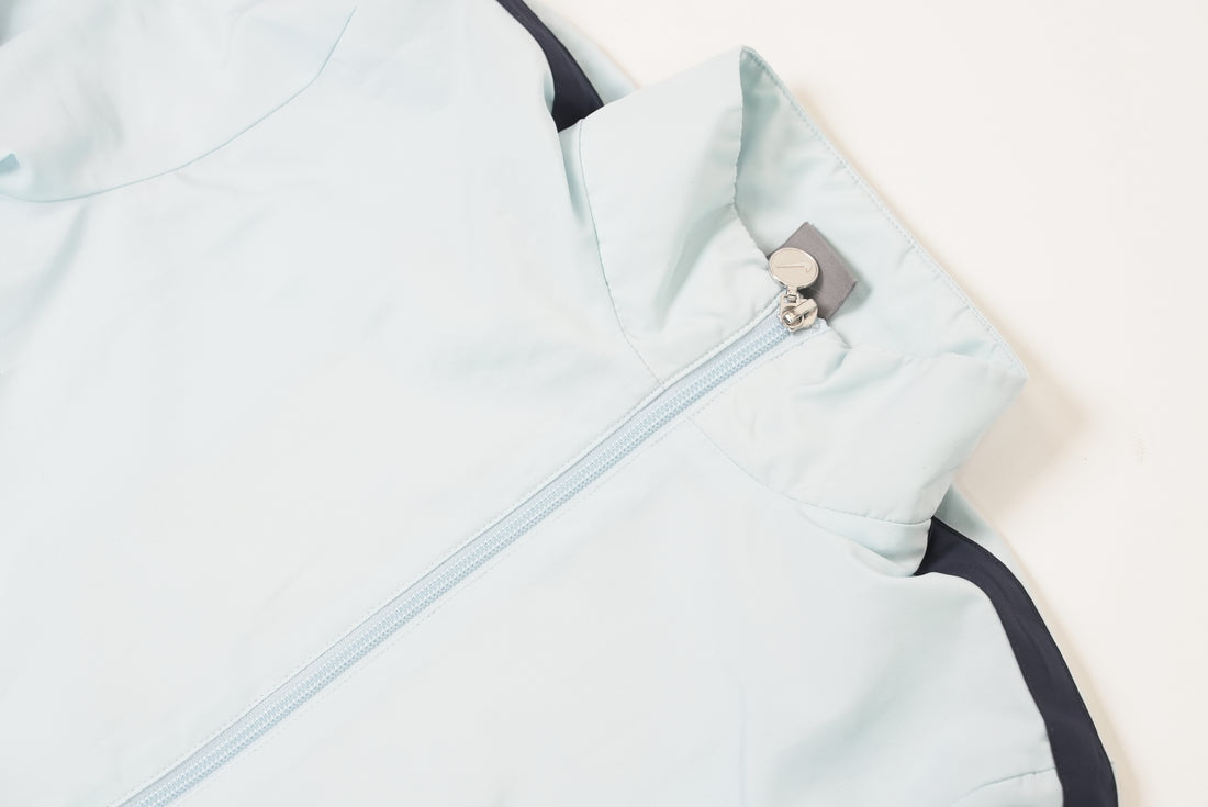 90er Sportbekleidung 2000er Style Trackpants-Trends Retro-Trikots Trackjackets im Vintage-Stil Winterjacken mit Retro-Vibe Trendige Hosen Jogginghosen von bekannten Marken wie Nike, Arc'teryx, Adidas Polo Ralph Lauren Designer Sportmode Carlo Coulliuci Sp