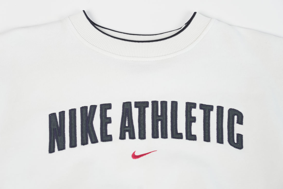 90er Sportbekleidung 2000er Style Trackpants-Trends Retro-Trikots Trackjackets im Vintage-Stil Winterjacken mit Retro-Vibe Trendige Hosen Jogginghosen von bekannten Marken wie Nike, Arc'teryx, Adidas Polo Ralph Lauren Designer Sportmode Carlo Coulliuci Sp