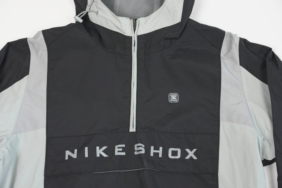 90er Sportbekleidung 2000er Style Trackpants-Trends Retro-Trikots Trackjackets im Vintage-Stil Winterjacken mit Retro-Vibe Trendige Hosen Jogginghosen von bekannten Marken wie Nike, Arc'teryx, Adidas Polo Ralph Lauren Designer Sportmode Carlo Coulliuci Sp