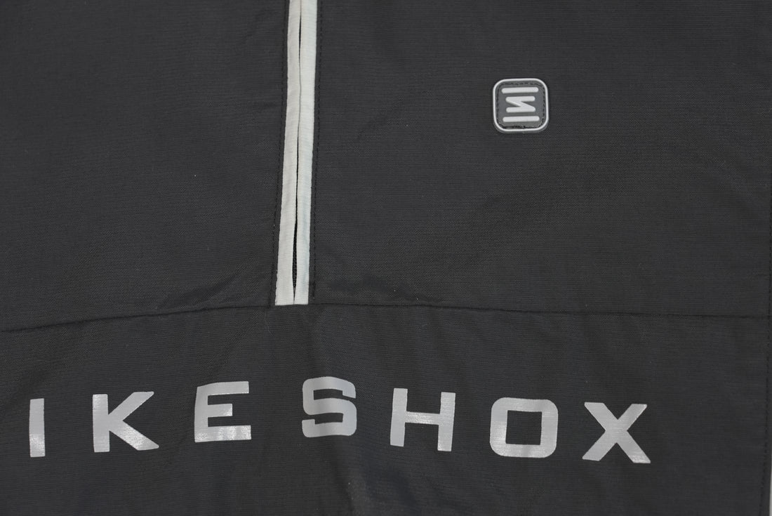 90er Sportbekleidung 2000er Style Trackpants-Trends Retro-Trikots Trackjackets im Vintage-Stil Winterjacken mit Retro-Vibe Trendige Hosen Jogginghosen von bekannten Marken wie Nike, Arc'teryx, Adidas Polo Ralph Lauren Designer Sportmode Carlo Coulliuci Sp