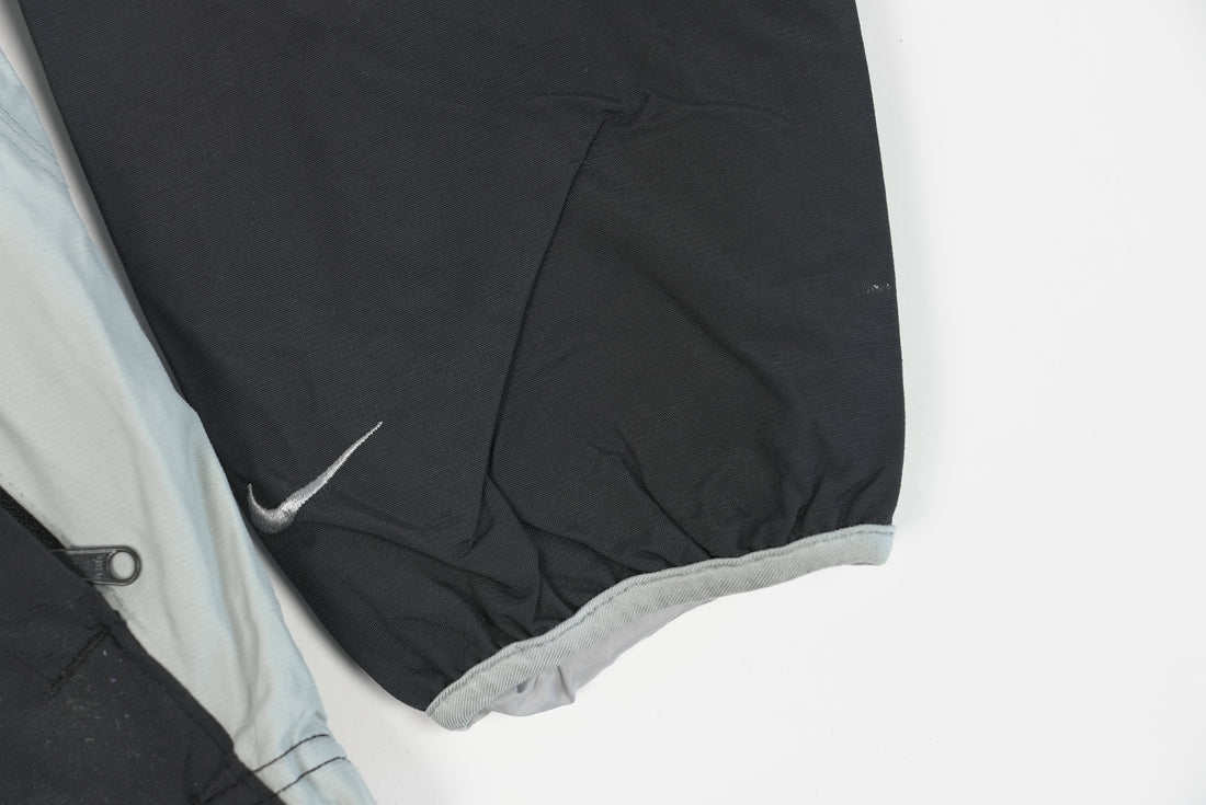 90er Sportbekleidung 2000er Style Trackpants-Trends Retro-Trikots Trackjackets im Vintage-Stil Winterjacken mit Retro-Vibe Trendige Hosen Jogginghosen von bekannten Marken wie Nike, Arc'teryx, Adidas Polo Ralph Lauren Designer Sportmode Carlo Coulliuci Sp