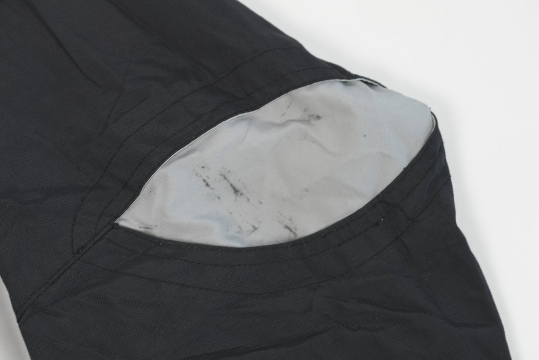 90er Sportbekleidung 2000er Style Trackpants-Trends Retro-Trikots Trackjackets im Vintage-Stil Winterjacken mit Retro-Vibe Trendige Hosen Jogginghosen von bekannten Marken wie Nike, Arc'teryx, Adidas Polo Ralph Lauren Designer Sportmode Carlo Coulliuci Sp