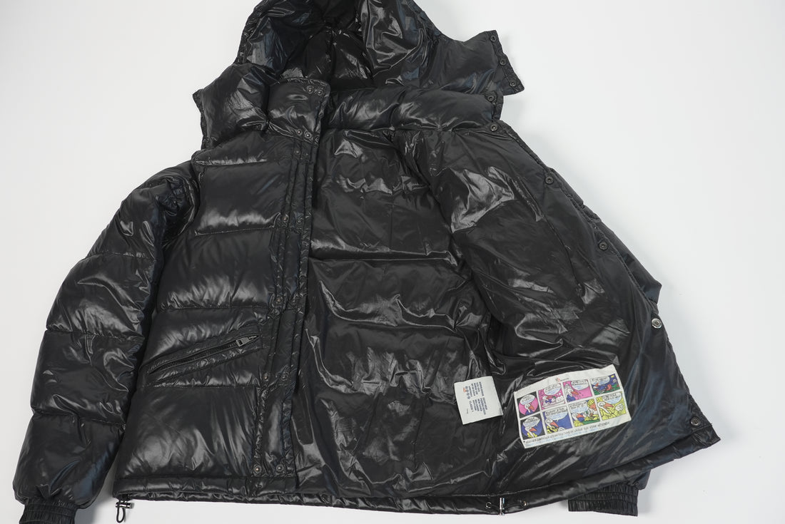 90er Sportbekleidung 2000er Style Trackpants-Trends Retro-Trikots Trackjackets im Vintage-Stil Winterjacken mit Retro-Vibe Trendige Hosen Jogginghosen von bekannten Marken wie Nike, Arc'teryx, Adidas Polo Ralph Lauren Designer Sportmode Carlo Coulliuci Sp