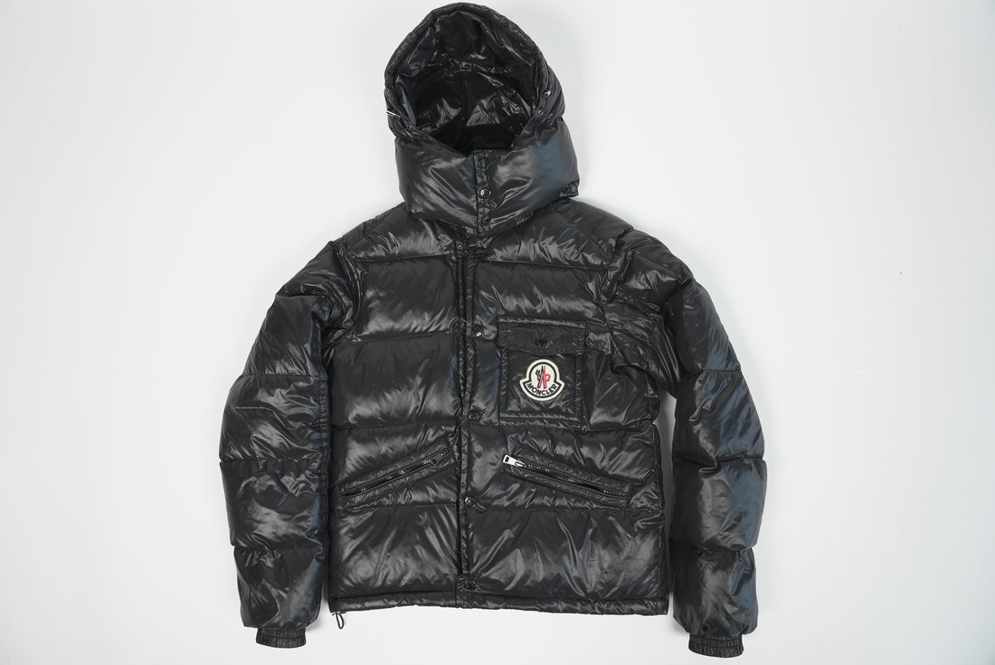 90er Sportbekleidung 2000er Style Trackpants-Trends Retro-Trikots Trackjackets im Vintage-Stil Winterjacken mit Retro-Vibe Trendige Hosen Jogginghosen von bekannten Marken wie Nike, Arc'teryx, Adidas Polo Ralph Lauren Designer Sportmode Carlo Coulliuci Sp