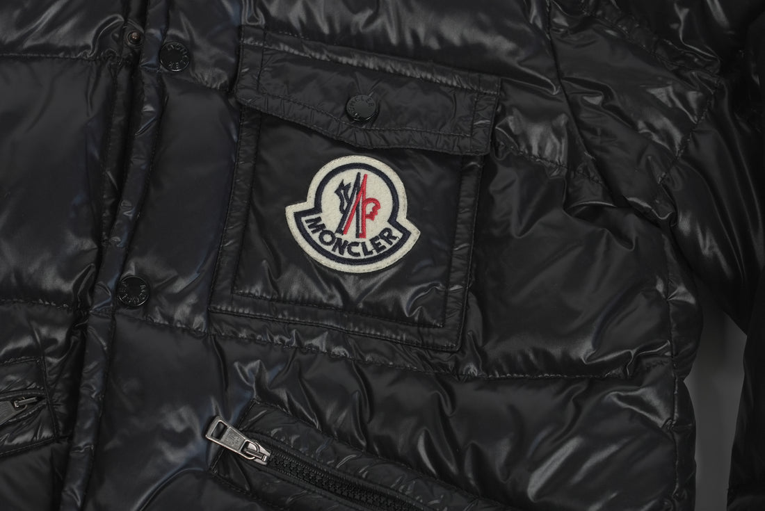 90er Sportbekleidung 2000er Style Trackpants-Trends Retro-Trikots Trackjackets im Vintage-Stil Winterjacken mit Retro-Vibe Trendige Hosen Jogginghosen von bekannten Marken wie Nike, Arc'teryx, Adidas Polo Ralph Lauren Designer Sportmode Carlo Coulliuci Sp