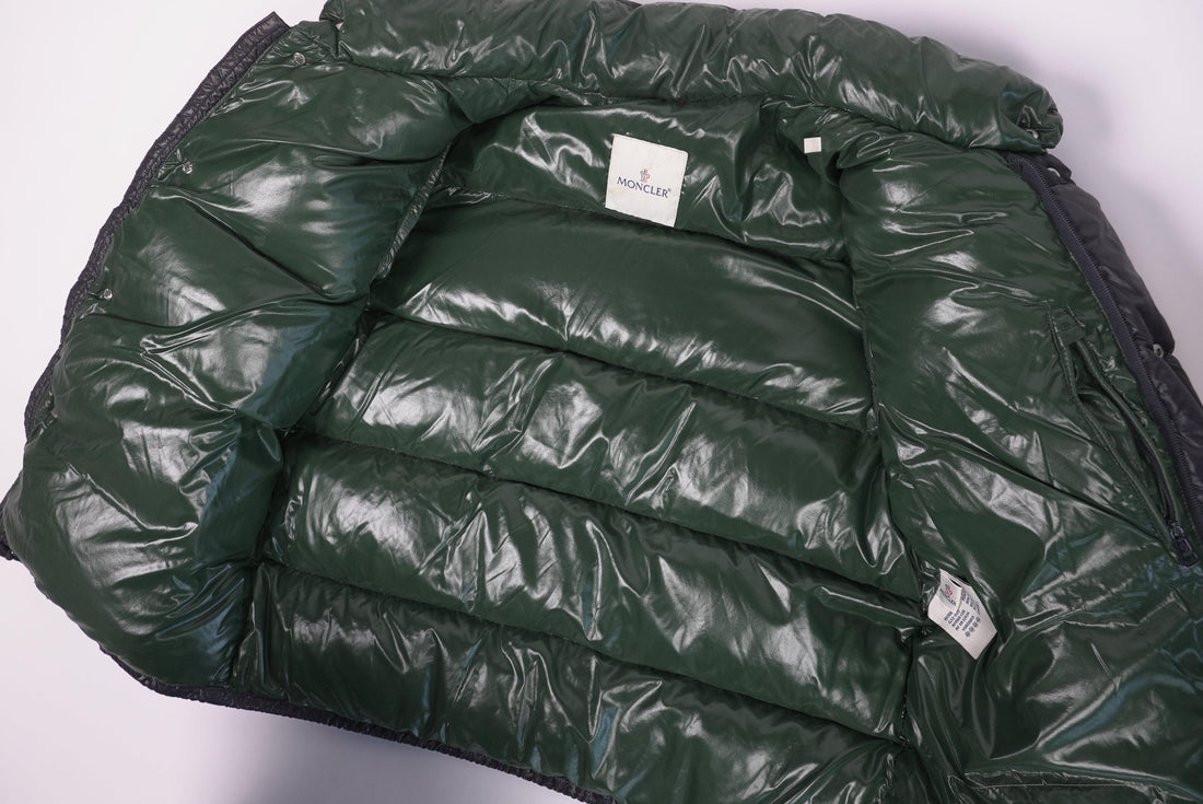 90er Sportbekleidung 2000er Style Trackpants-Trends Retro-Trikots Trackjackets im Vintage-Stil Winterjacken mit Retro-Vibe Trendige Hosen Jogginghosen von bekannten Marken wie Nike, Arc'teryx, Adidas Polo Ralph Lauren Designer Sportmode Carlo Coulliuci Sp