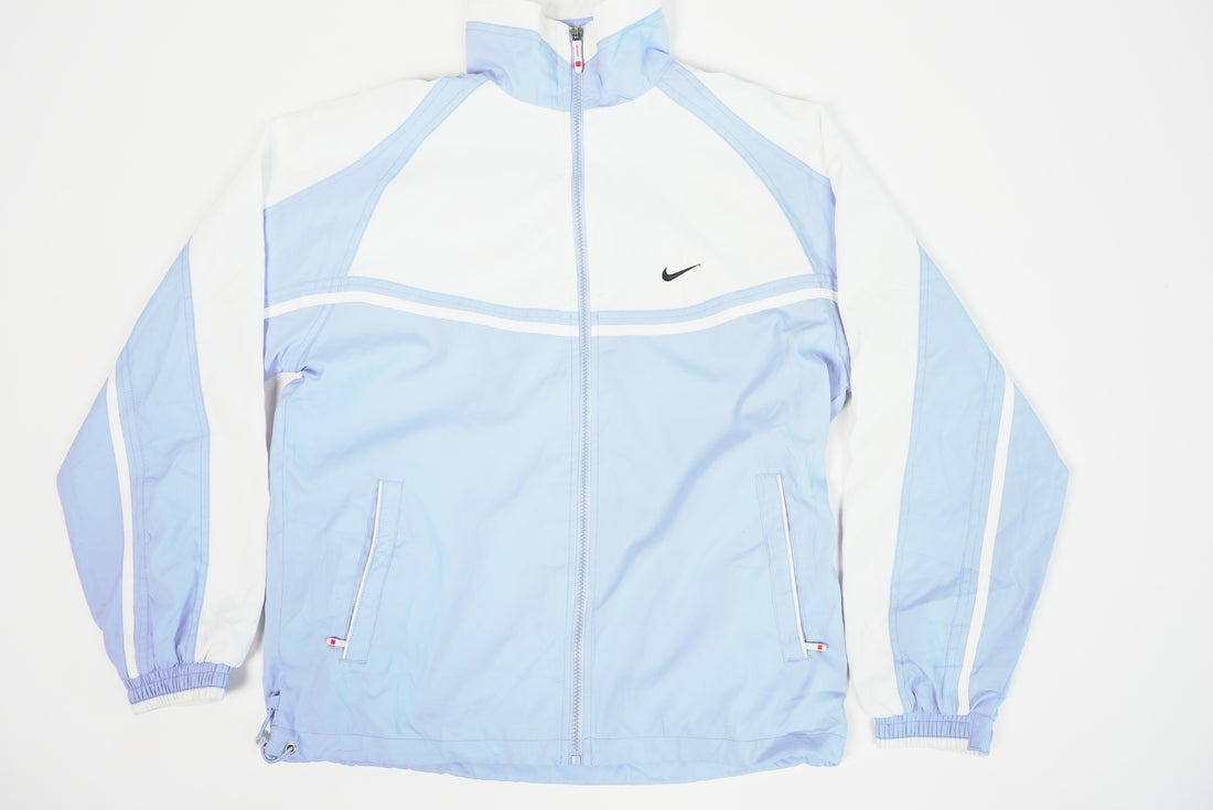 90er Sportbekleidung 2000er Style Trackpants-Trends Retro-Trikots Trackjackets im Vintage-Stil Winterjacken mit Retro-Vibe Trendige Hosen Jogginghosen von bekannten Marken wie Nike, Arc'teryx, Adidas Polo Ralph Lauren Designer Sportmode Carlo Coulliuci Sp