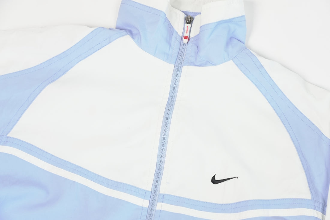 90er Sportbekleidung 2000er Style Trackpants-Trends Retro-Trikots Trackjackets im Vintage-Stil Winterjacken mit Retro-Vibe Trendige Hosen Jogginghosen von bekannten Marken wie Nike, Arc'teryx, Adidas Polo Ralph Lauren Designer Sportmode Carlo Coulliuci Sp