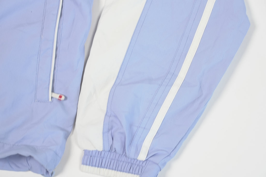 90er Sportbekleidung 2000er Style Trackpants-Trends Retro-Trikots Trackjackets im Vintage-Stil Winterjacken mit Retro-Vibe Trendige Hosen Jogginghosen von bekannten Marken wie Nike, Arc'teryx, Adidas Polo Ralph Lauren Designer Sportmode Carlo Coulliuci Sp