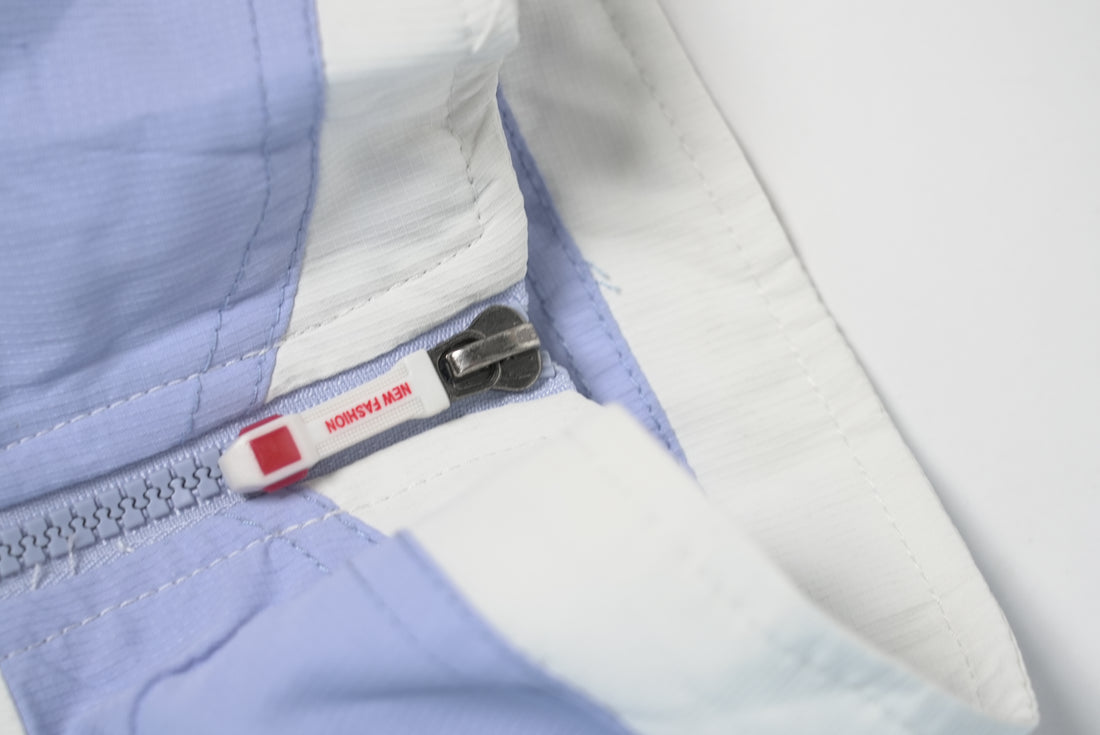 90er Sportbekleidung 2000er Style Trackpants-Trends Retro-Trikots Trackjackets im Vintage-Stil Winterjacken mit Retro-Vibe Trendige Hosen Jogginghosen von bekannten Marken wie Nike, Arc'teryx, Adidas Polo Ralph Lauren Designer Sportmode Carlo Coulliuci Sp