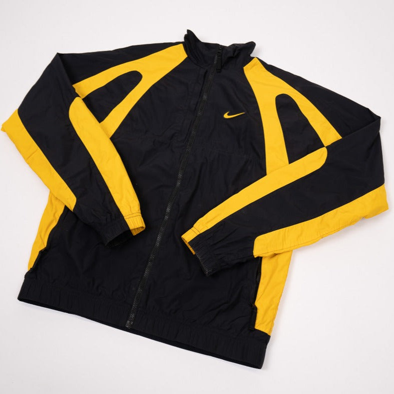 90er Sportbekleidung 2000er Style Trackpants-Trends Retro-Trikots Trackjackets im Vintage-Stil Winterjacken mit Retro-Vibe Trendige Hosen Jogginghosen von bekannten Marken wie Nike, Arc'teryx, Adidas Polo Ralph Lauren Designer Sportmode Carlo Coulliuci Sp