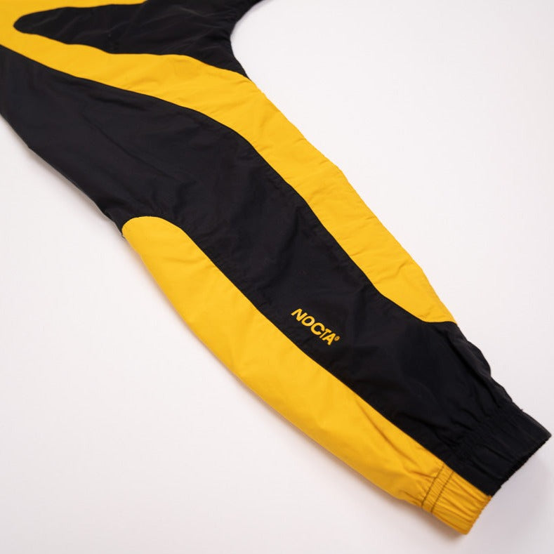 90er Sportbekleidung 2000er Style Trackpants-Trends Retro-Trikots Trackjackets im Vintage-Stil Winterjacken mit Retro-Vibe Trendige Hosen Jogginghosen von bekannten Marken wie Nike, Arc'teryx, Adidas Polo Ralph Lauren Designer Sportmode Carlo Coulliuci Sp