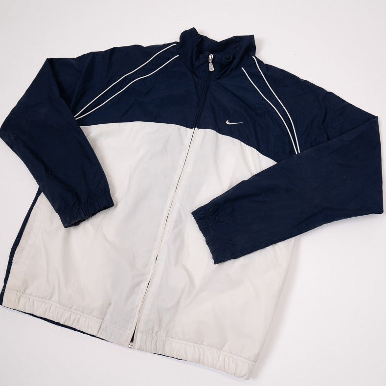 90er Sportbekleidung 2000er Style Trackpants-Trends Retro-Trikots Trackjackets im Vintage-Stil Winterjacken mit Retro-Vibe Trendige Hosen Jogginghosen von bekannten Marken wie Nike, Arc'teryx, Adidas Polo Ralph Lauren Designer Sportmode Carlo Coulliuci Sp