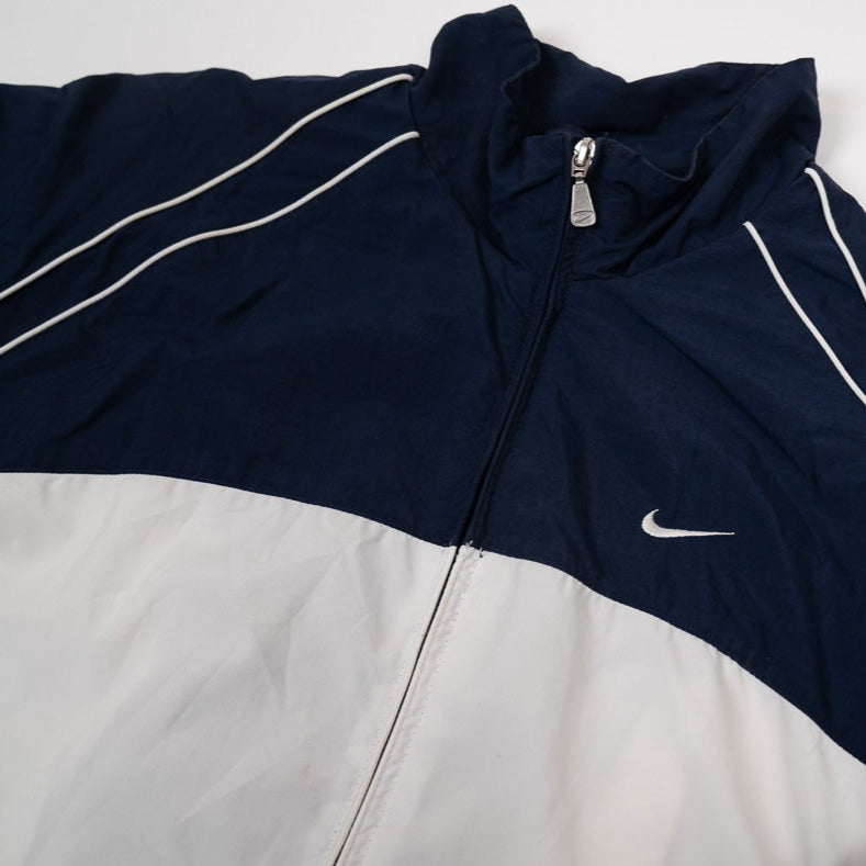 90er Sportbekleidung 2000er Style Trackpants-Trends Retro-Trikots Trackjackets im Vintage-Stil Winterjacken mit Retro-Vibe Trendige Hosen Jogginghosen von bekannten Marken wie Nike, Arc'teryx, Adidas Polo Ralph Lauren Designer Sportmode Carlo Coulliuci Sp