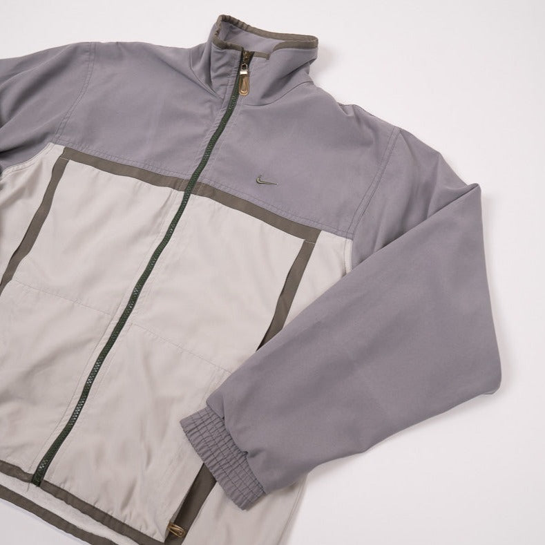 90er Sportbekleidung 2000er Style Trackpants-Trends Retro-Trikots Trackjackets im Vintage-Stil Winterjacken mit Retro-Vibe Trendige Hosen Jogginghosen von bekannten Marken wie Nike, Arc'teryx, Adidas Polo Ralph Lauren Designer Sportmode Carlo Coulliuci Sp