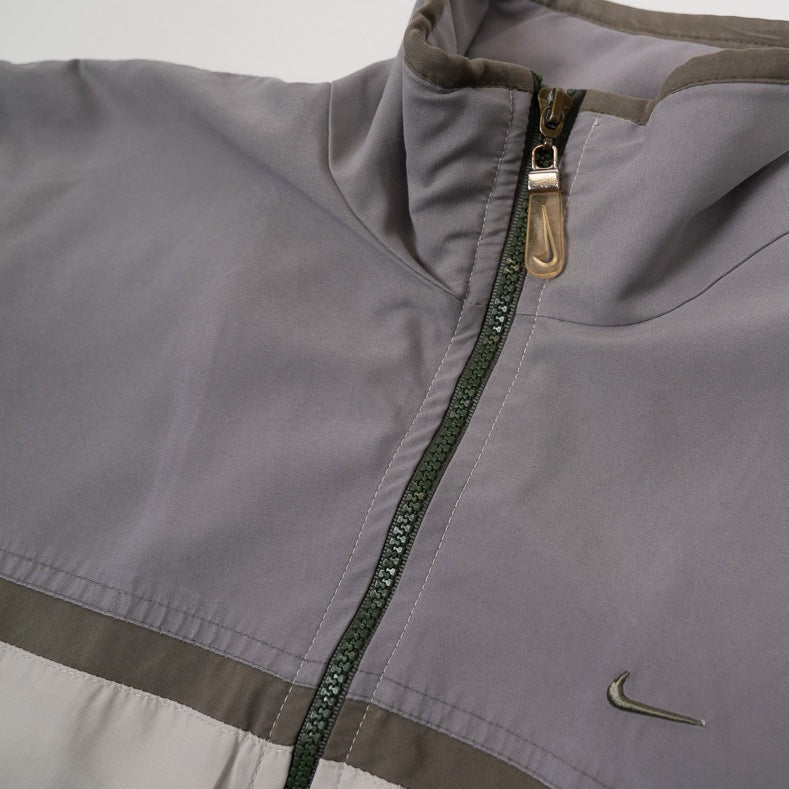 90er Sportbekleidung 2000er Style Trackpants-Trends Retro-Trikots Trackjackets im Vintage-Stil Winterjacken mit Retro-Vibe Trendige Hosen Jogginghosen von bekannten Marken wie Nike, Arc'teryx, Adidas Polo Ralph Lauren Designer Sportmode Carlo Coulliuci Sp
