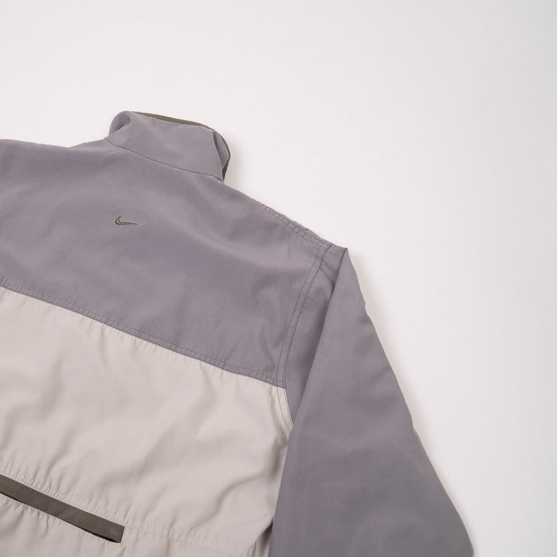 90er Sportbekleidung 2000er Style Trackpants-Trends Retro-Trikots Trackjackets im Vintage-Stil Winterjacken mit Retro-Vibe Trendige Hosen Jogginghosen von bekannten Marken wie Nike, Arc'teryx, Adidas Polo Ralph Lauren Designer Sportmode Carlo Coulliuci Sp
