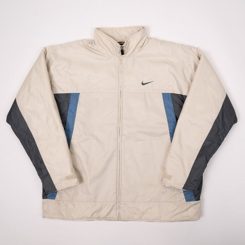 90er Sportbekleidung 2000er Style Trackpants-Trends Retro-Trikots Trackjackets im Vintage-Stil Winterjacken mit Retro-Vibe Trendige Hosen Jogginghosen von bekannten Marken wie Nike, Arc'teryx, Adidas Polo Ralph Lauren Designer Sportmode Carlo Coulliuci Sp