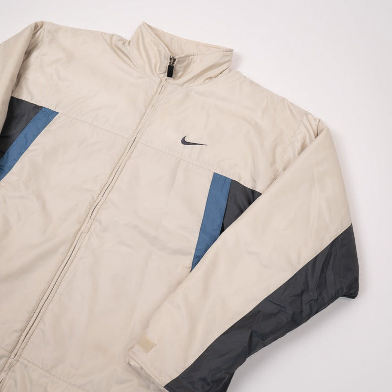 90er Sportbekleidung 2000er Style Trackpants-Trends Retro-Trikots Trackjackets im Vintage-Stil Winterjacken mit Retro-Vibe Trendige Hosen Jogginghosen von bekannten Marken wie Nike, Arc'teryx, Adidas Polo Ralph Lauren Designer Sportmode Carlo Coulliuci Sp