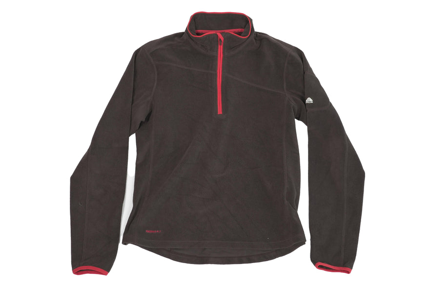 90er Sportbekleidung 2000er Style Trackpants-Trends Retro-Trikots Trackjackets im Vintage-Stil Winterjacken mit Retro-Vibe Trendige Hosen Jogginghosen von bekannten Marken wie Nike, Arc'teryx, Adidas Polo Ralph Lauren Designer Sportmode Carlo Coulliuci Sp