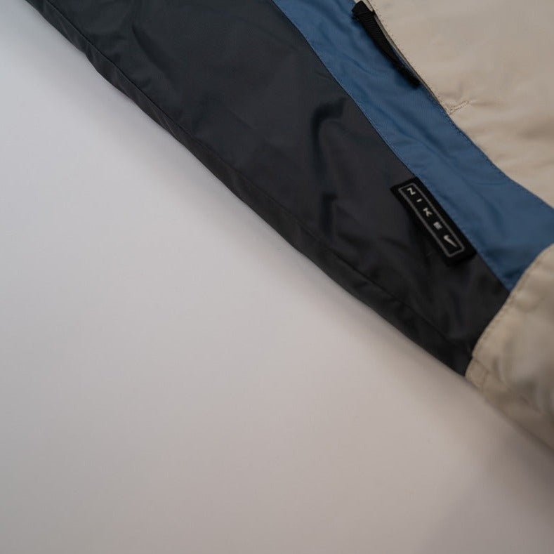 90er Sportbekleidung 2000er Style Trackpants-Trends Retro-Trikots Trackjackets im Vintage-Stil Winterjacken mit Retro-Vibe Trendige Hosen Jogginghosen von bekannten Marken wie Nike, Arc'teryx, Adidas Polo Ralph Lauren Designer Sportmode Carlo Coulliuci Sp