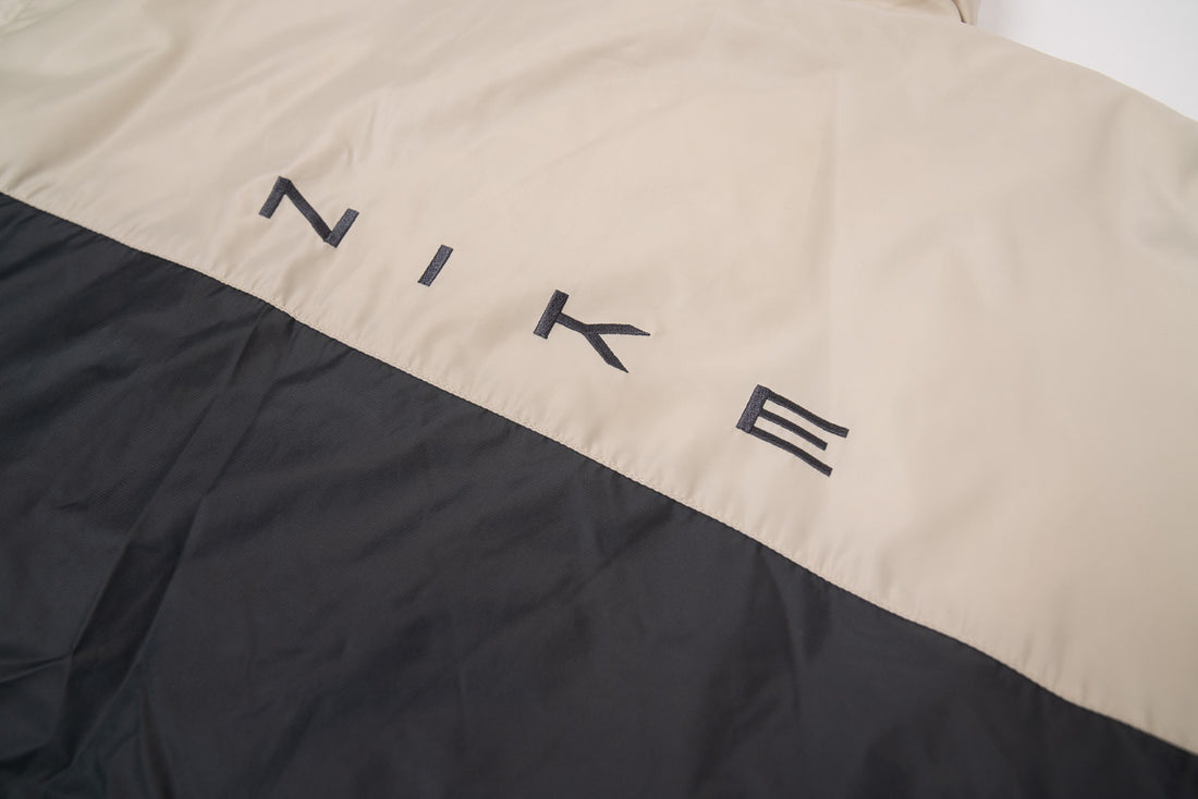 90er Sportbekleidung 2000er Style Trackpants-Trends Retro-Trikots Trackjackets im Vintage-Stil Winterjacken mit Retro-Vibe Trendige Hosen Jogginghosen von bekannten Marken wie Nike, Arc'teryx, Adidas Polo Ralph Lauren Designer Sportmode Carlo Coulliuci Sp