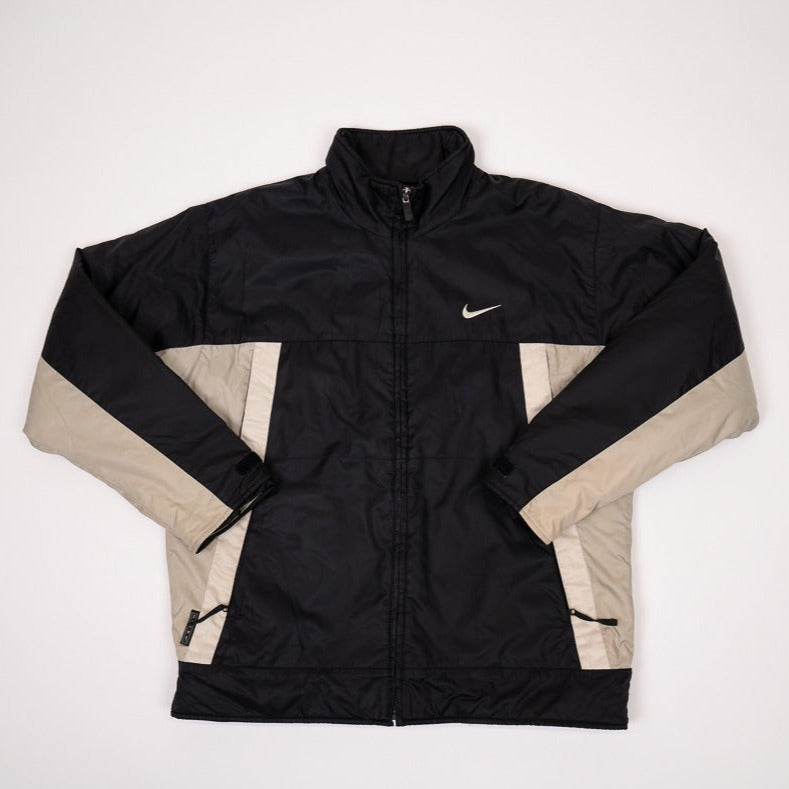 90er Sportbekleidung 2000er Style Trackpants-Trends Retro-Trikots Trackjackets im Vintage-Stil Winterjacken mit Retro-Vibe Trendige Hosen Jogginghosen von bekannten Marken wie Nike, Arc'teryx, Adidas Polo Ralph Lauren Designer Sportmode Carlo Coulliuci Sp