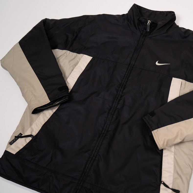 90er Sportbekleidung 2000er Style Trackpants-Trends Retro-Trikots Trackjackets im Vintage-Stil Winterjacken mit Retro-Vibe Trendige Hosen Jogginghosen von bekannten Marken wie Nike, Arc'teryx, Adidas Polo Ralph Lauren Designer Sportmode Carlo Coulliuci Sp