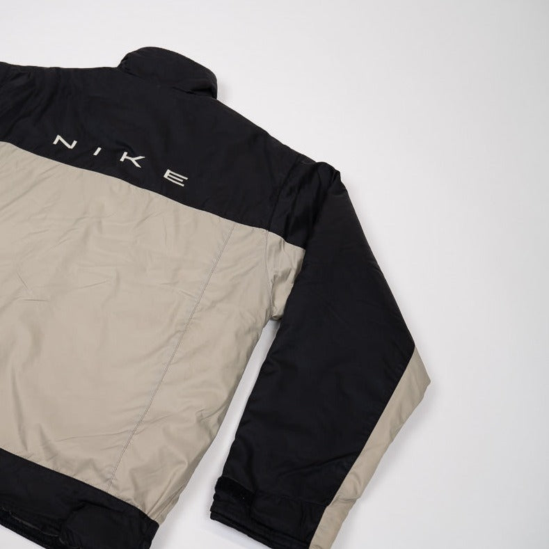 90er Sportbekleidung 2000er Style Trackpants-Trends Retro-Trikots Trackjackets im Vintage-Stil Winterjacken mit Retro-Vibe Trendige Hosen Jogginghosen von bekannten Marken wie Nike, Arc'teryx, Adidas Polo Ralph Lauren Designer Sportmode Carlo Coulliuci Sp