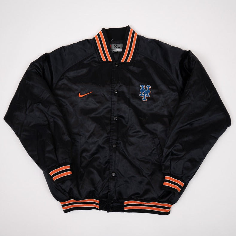 90er Sportbekleidung 2000er Style Trackpants-Trends Retro-Trikots Trackjackets im Vintage-Stil Winterjacken mit Retro-Vibe Trendige Hosen Jogginghosen von bekannten Marken wie Nike, Arc'teryx, Adidas Polo Ralph Lauren Designer Sportmode Carlo Coulliuci Sp