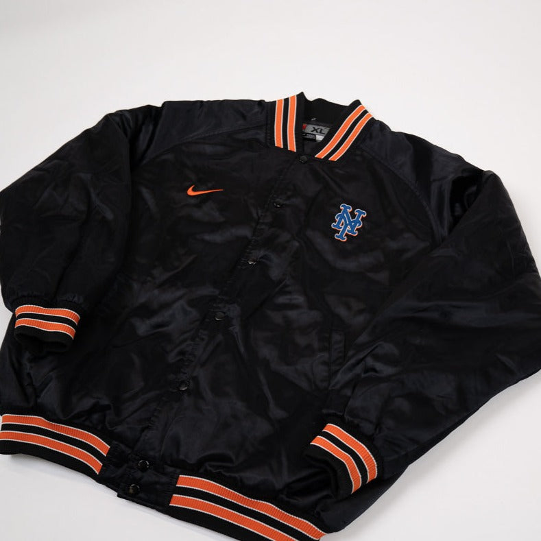 90er Sportbekleidung 2000er Style Trackpants-Trends Retro-Trikots Trackjackets im Vintage-Stil Winterjacken mit Retro-Vibe Trendige Hosen Jogginghosen von bekannten Marken wie Nike, Arc'teryx, Adidas Polo Ralph Lauren Designer Sportmode Carlo Coulliuci Sp