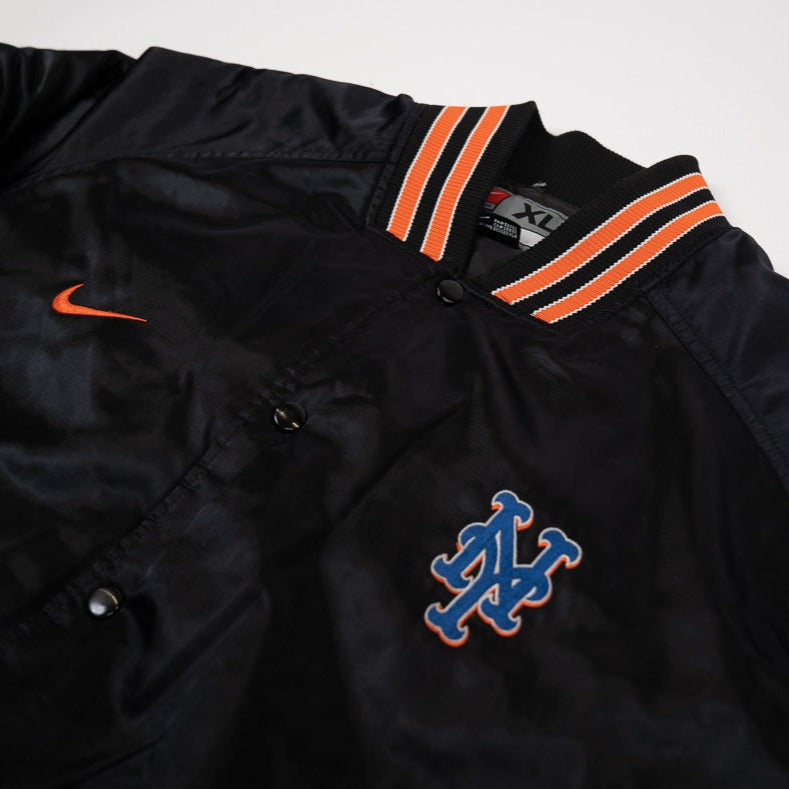 90er Sportbekleidung 2000er Style Trackpants-Trends Retro-Trikots Trackjackets im Vintage-Stil Winterjacken mit Retro-Vibe Trendige Hosen Jogginghosen von bekannten Marken wie Nike, Arc'teryx, Adidas Polo Ralph Lauren Designer Sportmode Carlo Coulliuci Sp