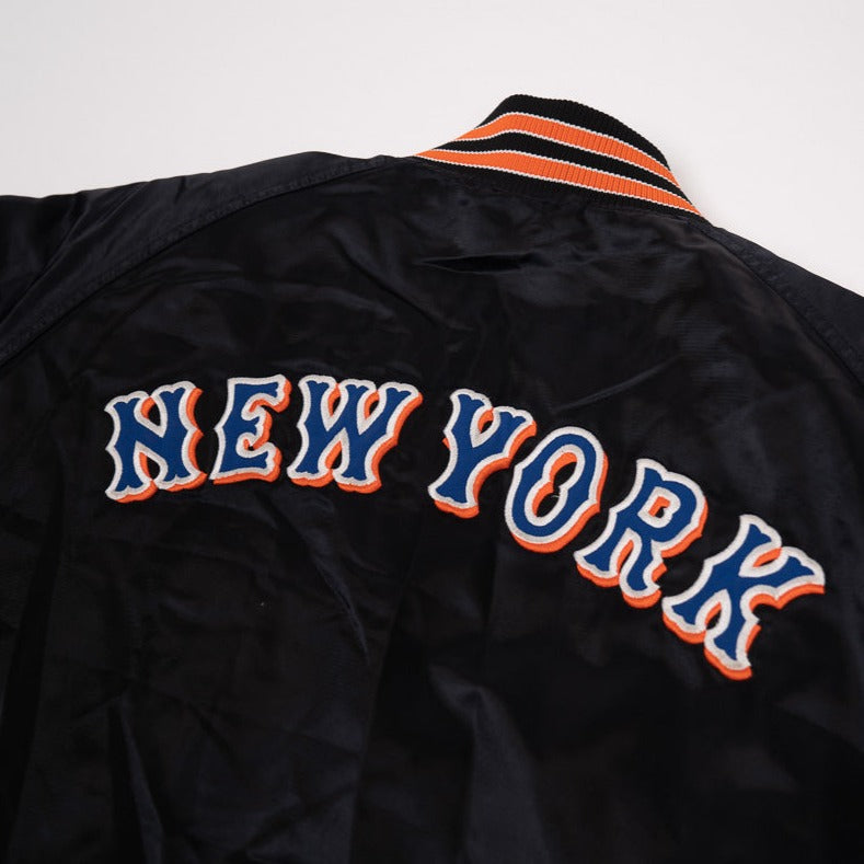 90er Sportbekleidung 2000er Style Trackpants-Trends Retro-Trikots Trackjackets im Vintage-Stil Winterjacken mit Retro-Vibe Trendige Hosen Jogginghosen von bekannten Marken wie Nike, Arc'teryx, Adidas Polo Ralph Lauren Designer Sportmode Carlo Coulliuci Sp