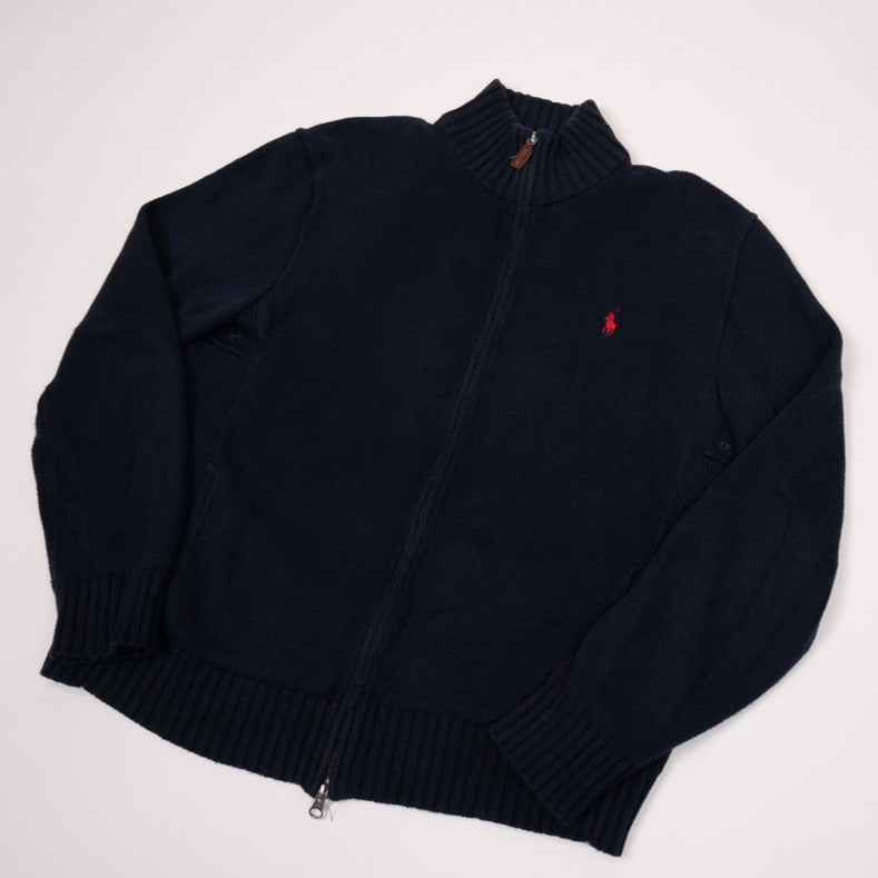 90er Sportbekleidung 2000er Style Trackpants-Trends Retro-Trikots Trackjackets im Vintage-Stil Winterjacken mit Retro-Vibe Trendige Hosen Jogginghosen von bekannten Marken wie Nike, Arc'teryx, Adidas Polo Ralph Lauren Designer Sportmode Carlo Coulliuci Sp