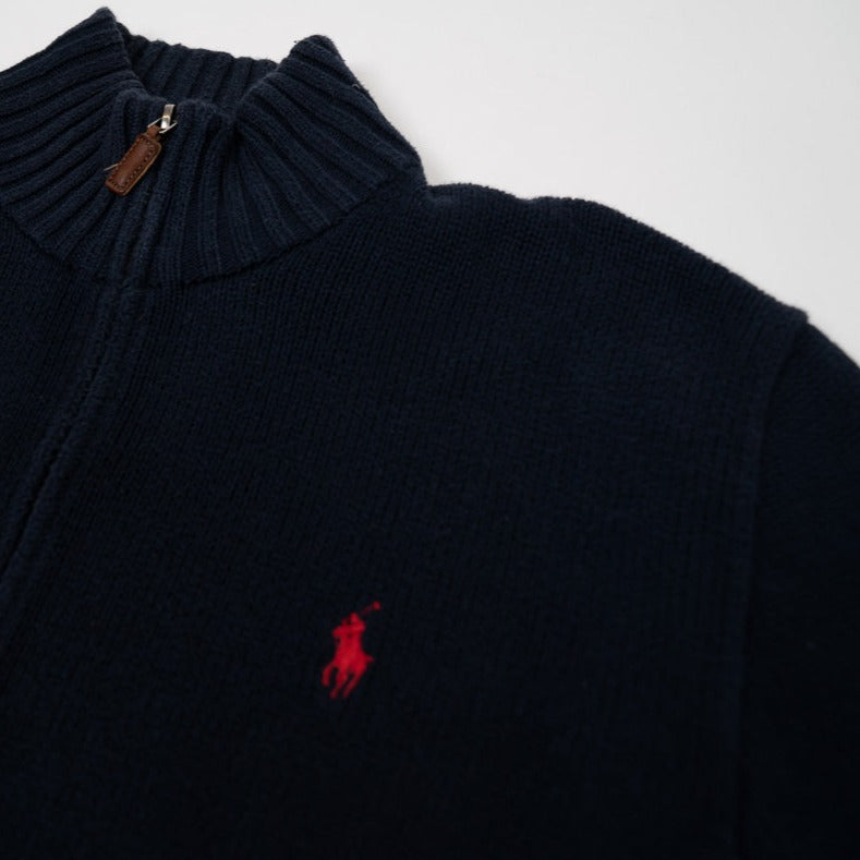 90er Sportbekleidung 2000er Style Trackpants-Trends Retro-Trikots Trackjackets im Vintage-Stil Winterjacken mit Retro-Vibe Trendige Hosen Jogginghosen von bekannten Marken wie Nike, Arc'teryx, Adidas Polo Ralph Lauren Designer Sportmode Carlo Coulliuci Sp