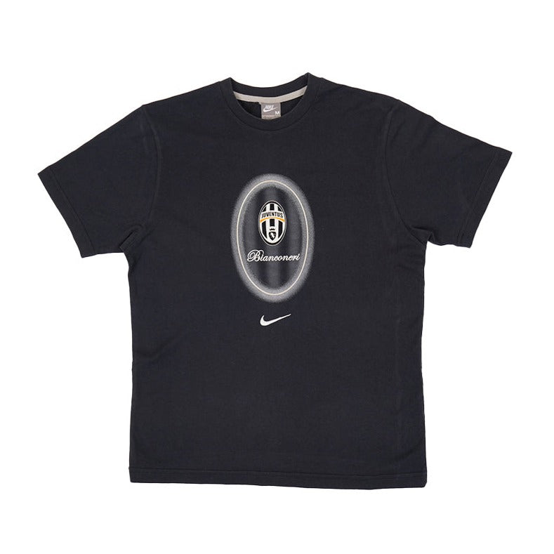 90er Sportbekleidung 2000er Style Trackpants-Trends Retro-Trikots Trackjackets im Vintage-Stil Winterjacken mit Retro-Vibe Trendige Hosen Jogginghosen von bekannten Marken wie Nike, Arc'teryx, Adidas Polo Ralph Lauren Designer Sportmode Carlo Coulliuci Sp