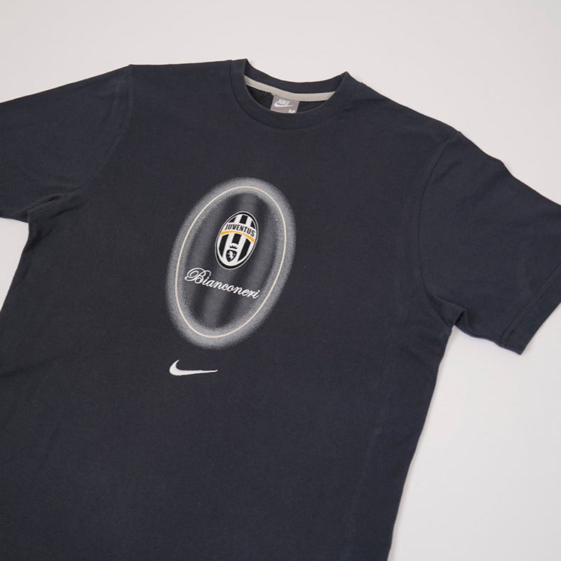 90er Sportbekleidung 2000er Style Trackpants-Trends Retro-Trikots Trackjackets im Vintage-Stil Winterjacken mit Retro-Vibe Trendige Hosen Jogginghosen von bekannten Marken wie Nike, Arc'teryx, Adidas Polo Ralph Lauren Designer Sportmode Carlo Coulliuci Sp