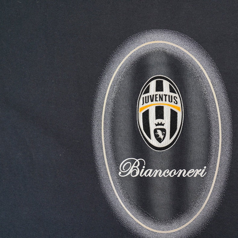 90er Sportbekleidung 2000er Style Trackpants-Trends Retro-Trikots Trackjackets im Vintage-Stil Winterjacken mit Retro-Vibe Trendige Hosen Jogginghosen von bekannten Marken wie Nike, Arc'teryx, Adidas Polo Ralph Lauren Designer Sportmode Carlo Coulliuci Sp