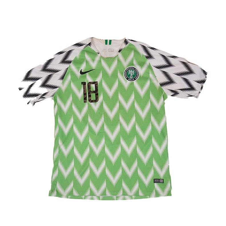 90er Sportbekleidung 2000er Style Trackpants-Trends Retro-Trikots Trackjackets im Vintage-Stil Winterjacken mit Retro-Vibe Trendige Hosen Jogginghosen von bekannten Marken wie Nike, Arc'teryx, Adidas Polo Ralph Lauren Designer Sportmode Carlo Coulliuci Sp